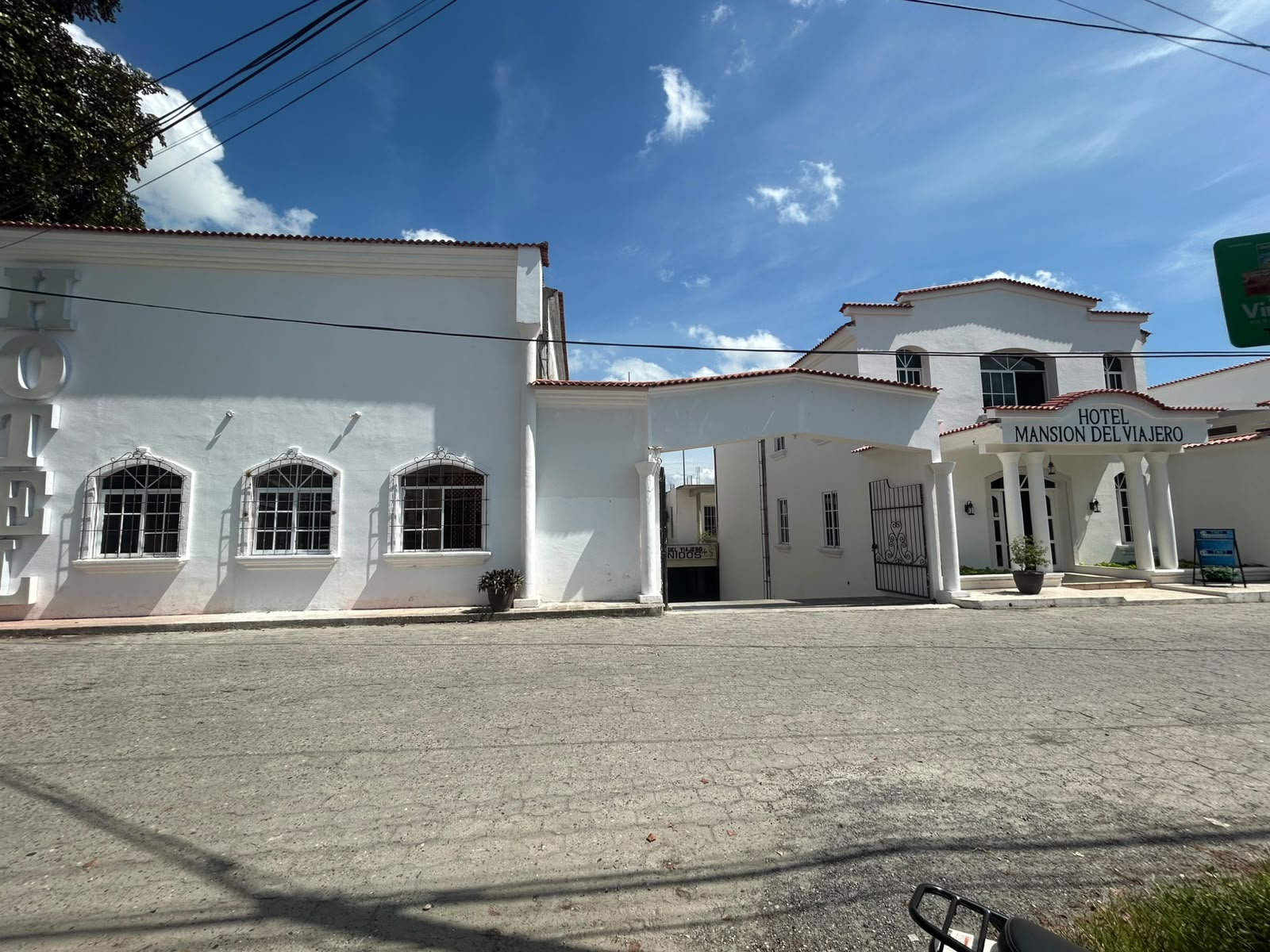 Fachada del Hotel Mansión del Viajero vista desde la calle