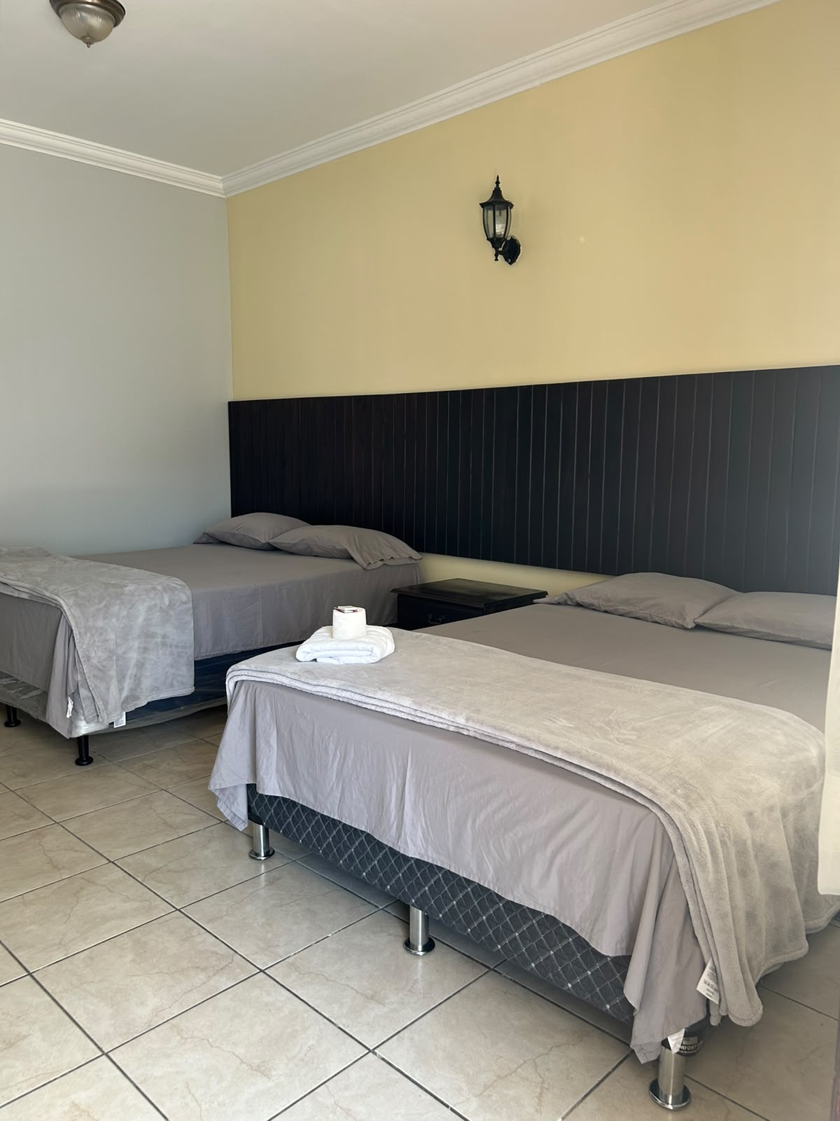 Habitación doble con cabecera de madera