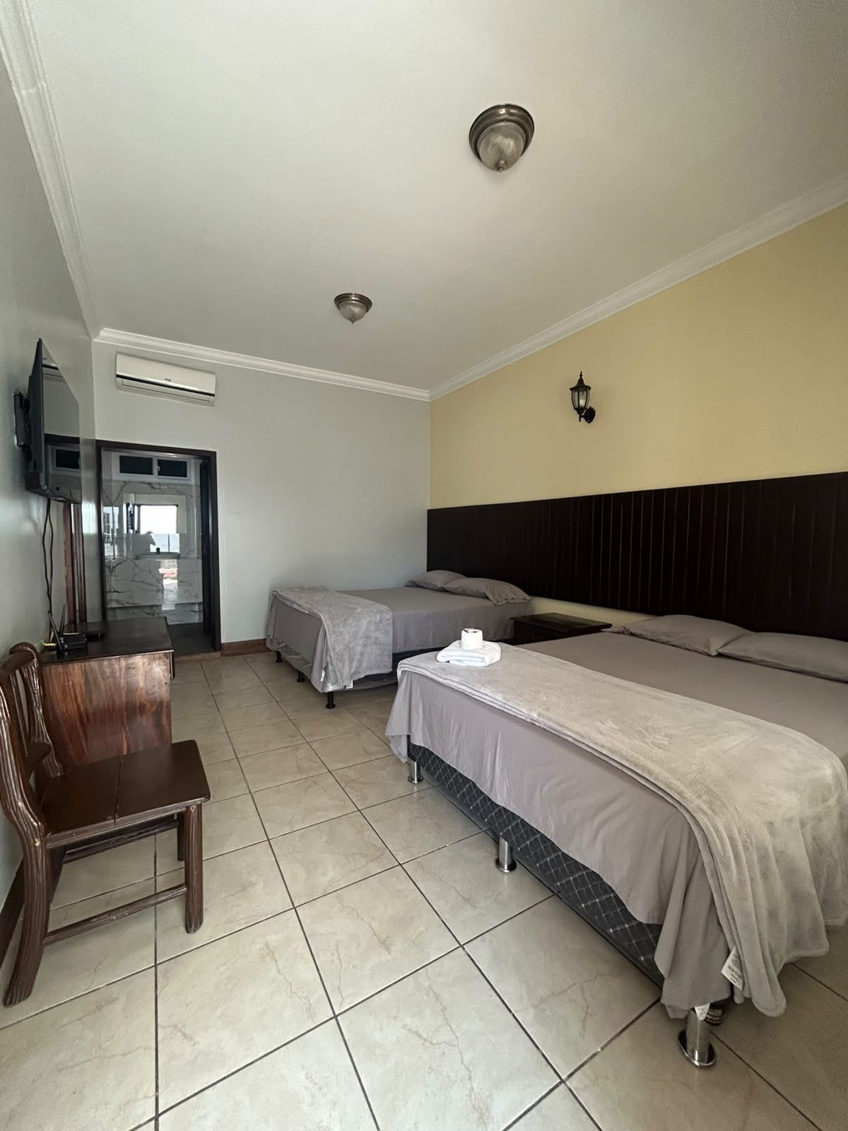 Habitación doble con paredes de colores