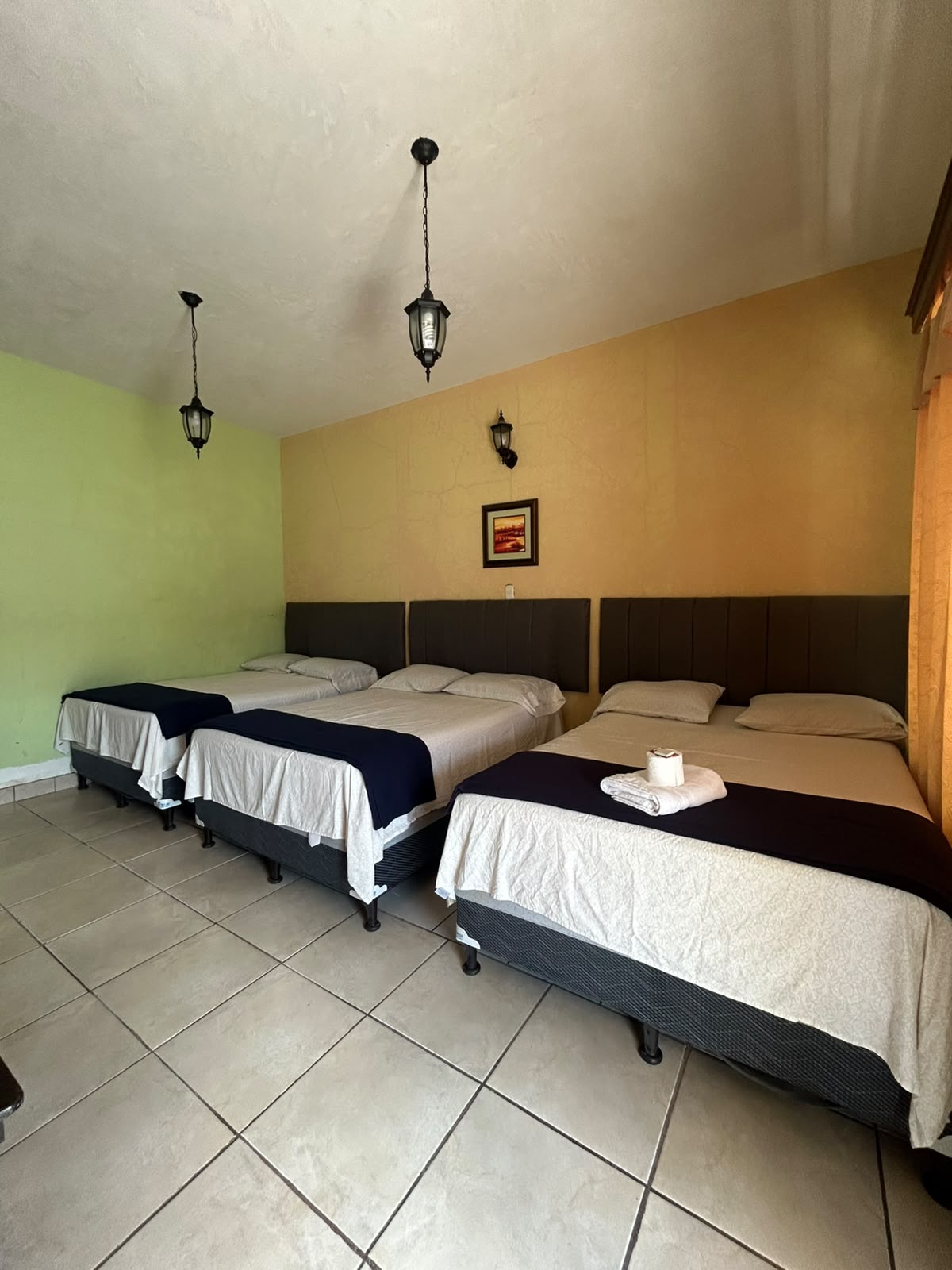 Habitación con tres camas