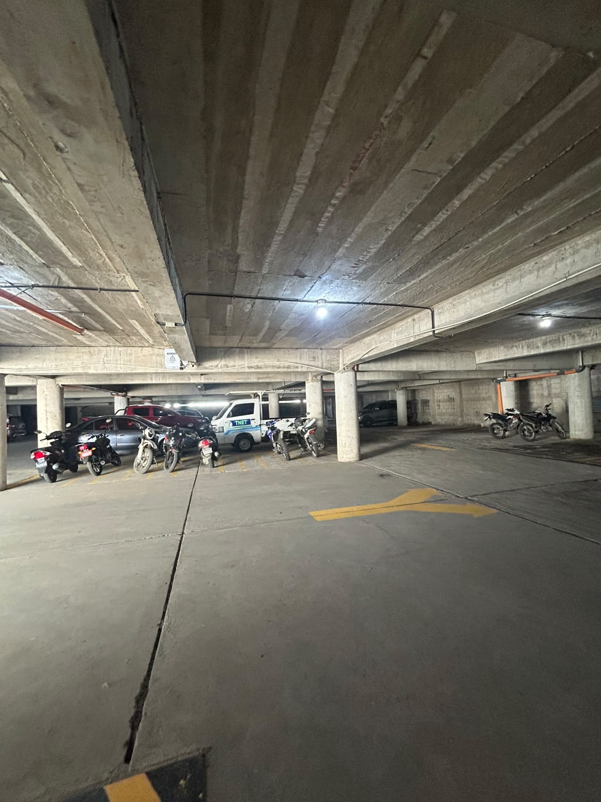 Parqueo techado para vehículos y motos